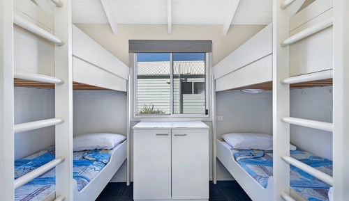 Family Cabin (1 Queen Bed 2 Bunk Bed)