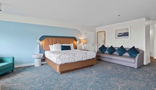 King Partial Ocean View Jetted Tub