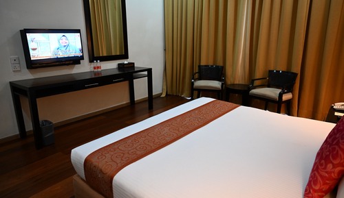 Executive Suite, 1 Bedroom, Non Smoking, Pool View