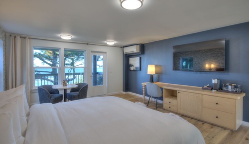 Exclusive Studio, 1 King Bed, Roll-in Shower, Ocean View