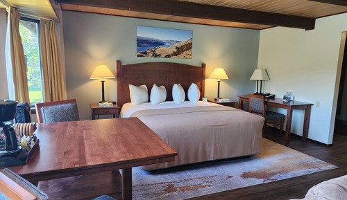 Premium Riverview Kitchenette, Multiple Beds (No Pets)