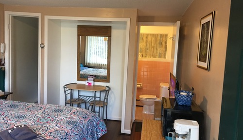 Classic Room, 1 Queen Bed, Refrigerator & Microwave, Lake View