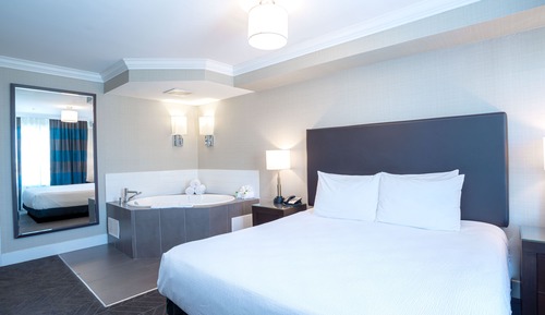 Suite, 1 King Bed, Jetted Tub (Kitchen)