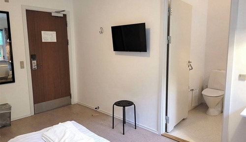 Hotel room with double bed or 2 single beds - private bathroom