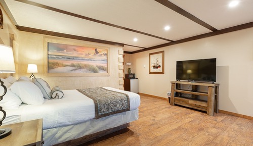 1-Bedroom Suite with 1 King bed and 1 Queen bed, Refrigerator & Microwave