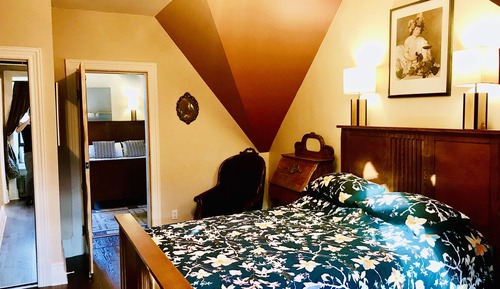 Grand Room, 1 Queen Bed, Private Bathroom (Nook)