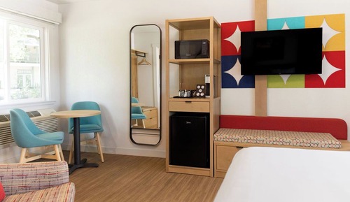Classic Room, 1 Queen Bed, Poolside