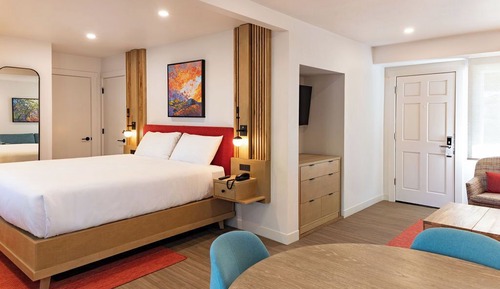 Premium Room, 1 King Bed, Poolside