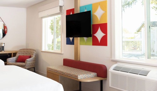 Classic Room, 2 Queen Beds, Poolside