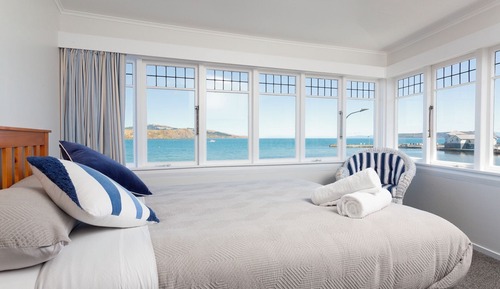 Seafront Queen Room (Shared Bathroom)