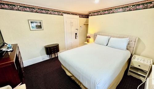 Standard Room, 1 Queen Bed, Refrigerator