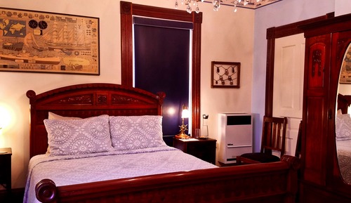 Classic Room, 1 Queen Bed, Fireplace, Garden View