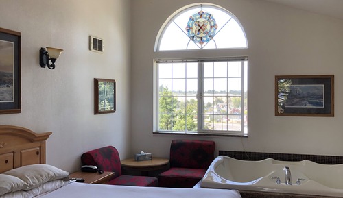 Room #12 - Queen Studio with Spa Bath (2nd Floor)