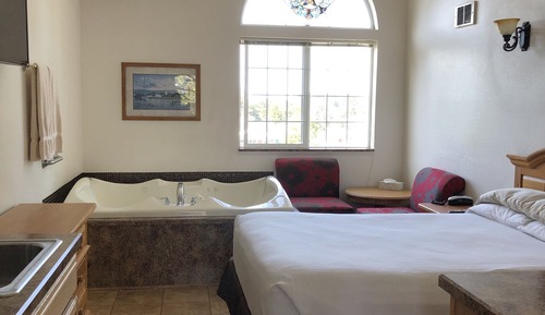 Room #11 - Queen Room with Spa Bath (2nd Floor)