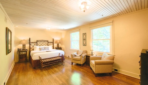 Room (Dogwood Lodge)