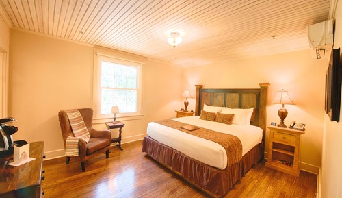 Room (Magnolia Lodge)