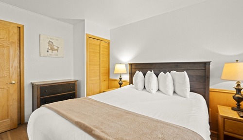 Standard Condo, 1 Queen Bed, Fireplace, Pool View