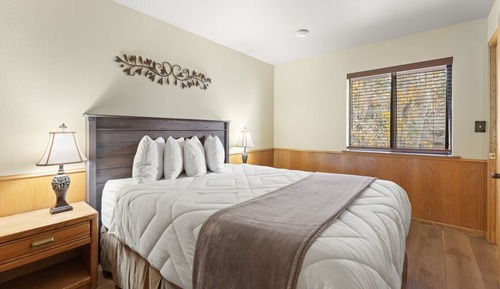 Grand Condo, 3 Bedrooms, Fireplace, Partial Lake View