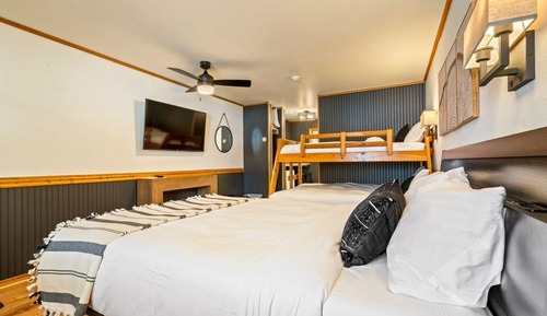 Deluxe Queen Room Standard