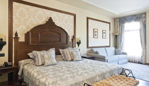 Triple Deluxe Room with Express Unlimited wristband to PortAventura Park & Ferrari Land (2 adults +