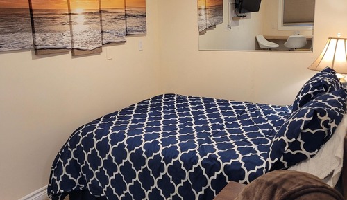 The Butler's Quarters - Semi-Basement Suite
