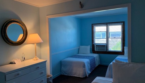 Guestroom triple twin (3 twin, shared bathroom)