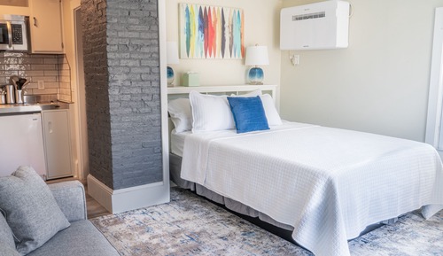 Queen Suite w/ Kitchen