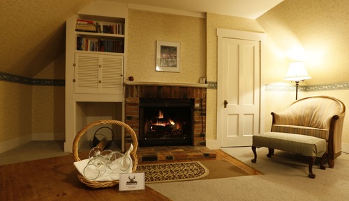 Deluxe Room, 1 Queen Bed, Fireplace, Mountainside