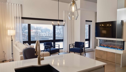 102 - Deluxe Studio, Queen Bed and Marina View