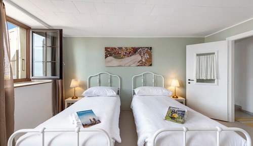 Family Apartment, Multiple Bedrooms, Lakeside (Casa Matilde 2)