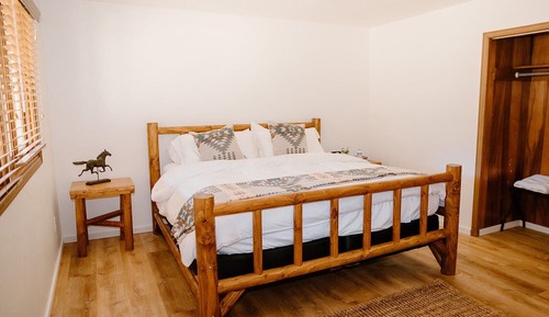 Deluxe Double Room, 1 King Bed, Private Bathroom, Mountain View