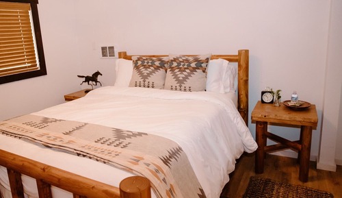 Deluxe Room, 1 Queen Bed, Non Smoking, Mountain View