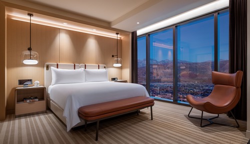 Salon King Suite