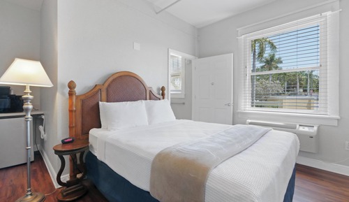 Pet-friendly Deluxe Room, 1 Queen Bed with Sofa Bed, Accessible