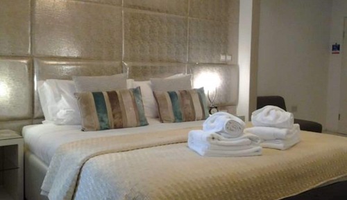 Deluxe Studio, Private Bathroom (Suede Studio)