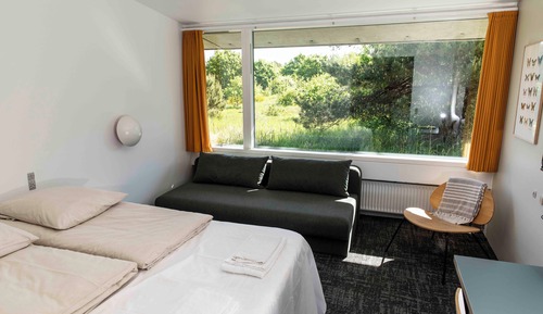 Queen (140 cm) med dobbeltsovesofa