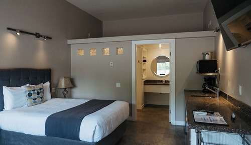 Deluxe Room, 1 Queen Bed, Kitchenette
