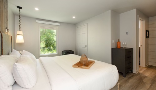 Twin Cabin (1 King, Full Kitchen, No Pets)