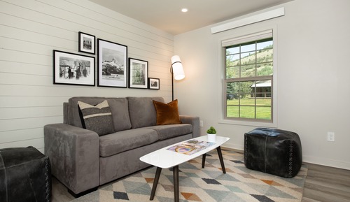 Twin Cabin (2 Queens, Full Kitchen, Pet Friendly)