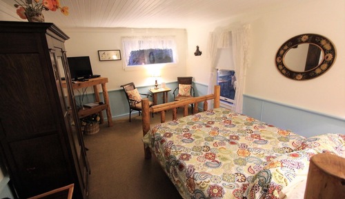 1 Queen Bed, Room #3 (NO Pets)