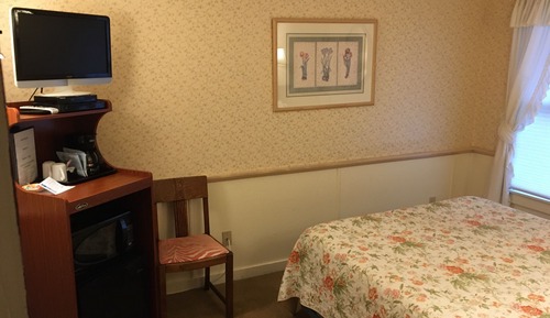 1 Queen Bed With Private External Bathroom (NO Pets)