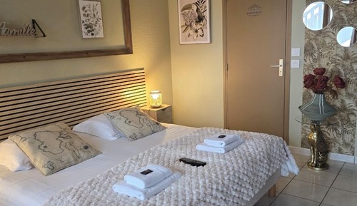 Triple room (1 double and 1 single bed)