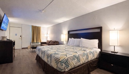 Deluxe Room, 1 King Bed, Smoking, Refrigerator & Microwave