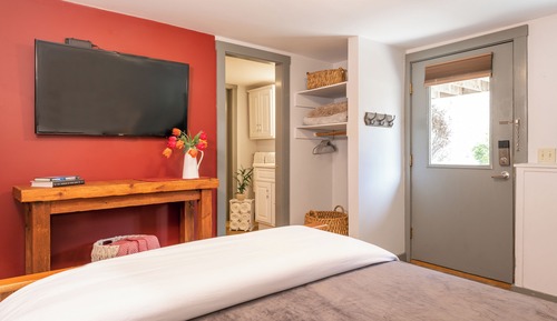 Room 16: 1 Queen Bed