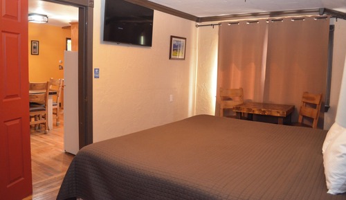 Suite, 1 King Bed, Kitchen, Mountain View (1st Floor)