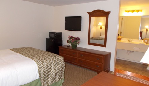 Premium Single Room, 1 Queen Bed, Refrigerator & Microwave