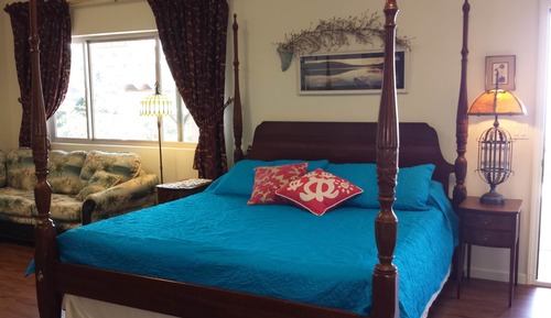 Comfort Room (King Suite, no breakfast, private oce)