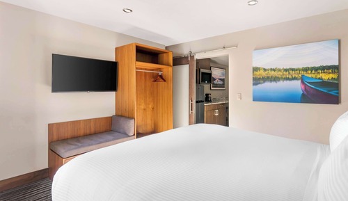 1 Bedroom Queen Suite with ACC Roll-in-Shower