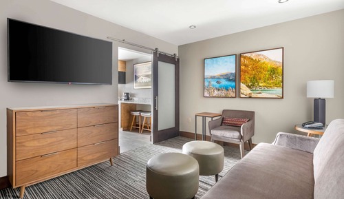 1 Bedroom Queen Suite with ACC HEAR W/Tub