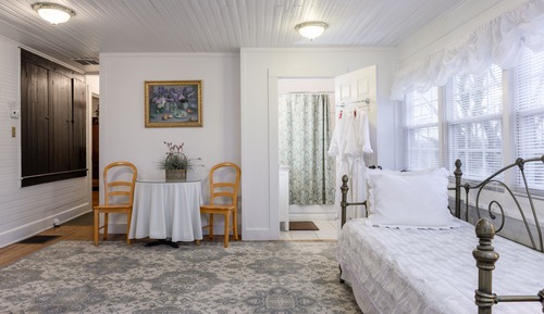 Room (King 5 Garden Room)